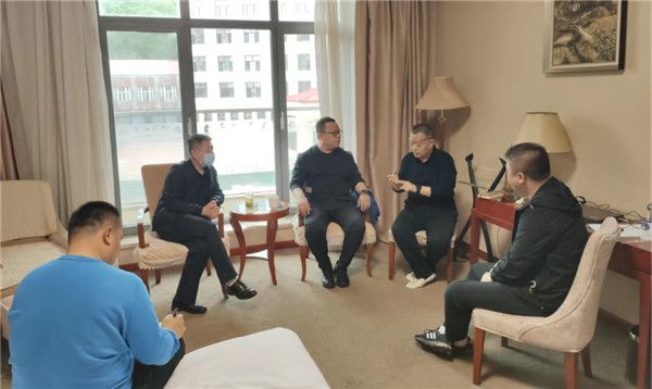 山東科技大學(xué)實(shí)用礦山壓力研究中心主任石永奎教授、郝建博士應邀赴龍煤雙鴨山礦業(yè)集團進(jìn)行技術(shù)交流